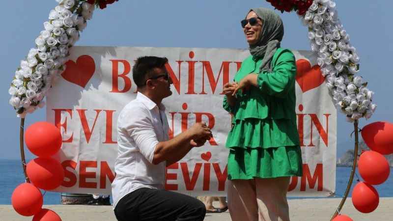 Evlilik teklifini paraşütle süzülürken yaptı Evlilik teklifini paraşütle süzülürken yaptı