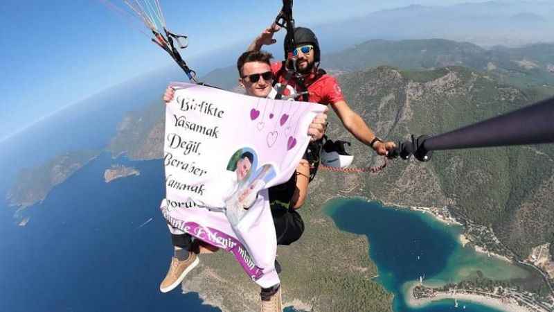 Evlilik teklifini paraşütle süzülürken yaptı