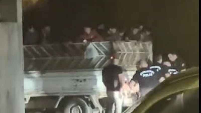 Artvin’de bir kamyonet dolusu Afgan uyruklu düzensiz göçmen yakalandı Artvin’de bir kamyonet dolusu Afgan uyruklu düzensiz göçmen yakalandı