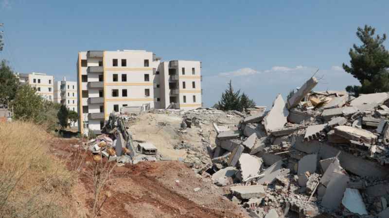 Kahramanmaraş'ta ağır hasarlı binaların yıkımı sürüyor
