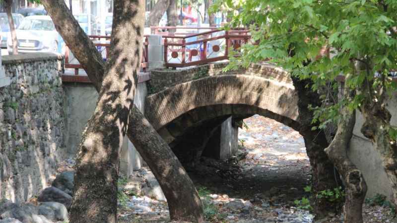 Manisa'nın tarihi köprüleri beton altında kaldı Manisa'nın tarihi köprüleri beton altında kaldı