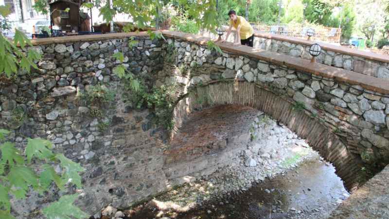 Manisa'nın tarihi köprüleri beton altında kaldı Manisa'nın tarihi köprüleri beton altında kaldı