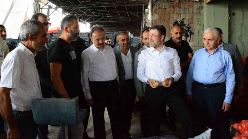 Bakan Yumaklı, yaş sebze ve meyve halinde esnafla bir araya geldi Bakan Yumaklı, yaş sebze ve meyve halinde esnafla bir araya geldi