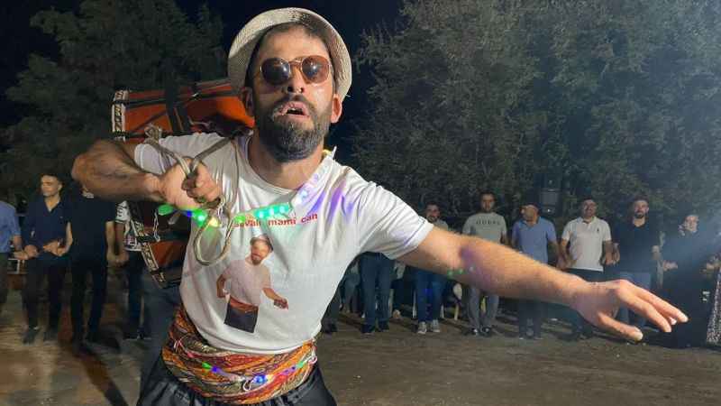 Elazığlı davulcunun yaptığı şov hayran bıraktı