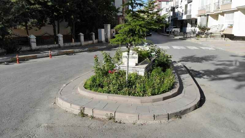 Beş yolun ortasındaki mezara dair birçok rivayet var