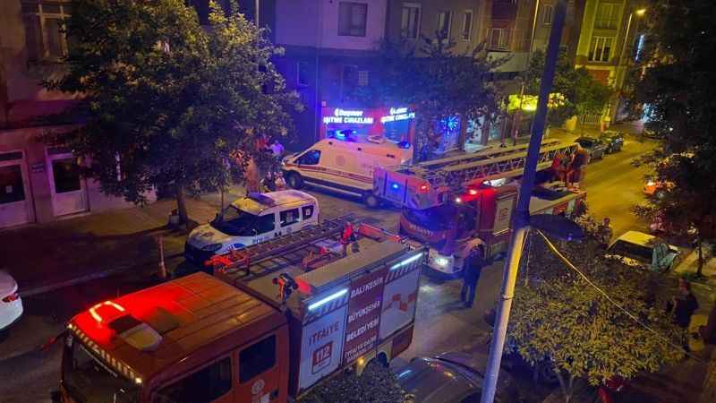 Açık unutulan ocak yangın paniğine sebep oldu Açık unutulan ocak yangın paniğine sebep oldu