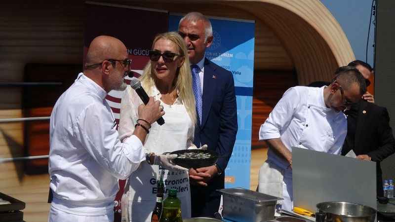 Bakan Ersoy tarçınlı hamsi plakinin tadına baktı