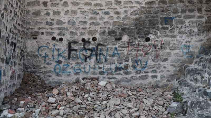 Anadolu'nun en büyük 2. kalesinde çirkin görüntüler Anadolu'nun en büyük 2. kalesinde çirkin görüntüler