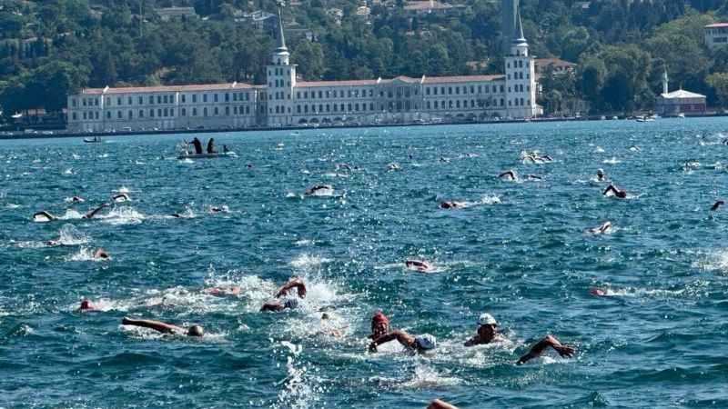 Asya ve Avrupa 35. kez kulaçlarla birleşti Asya ve Avrupa 35. kez kulaçlarla birleşti