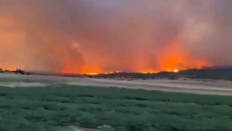 Komşudaki yangın rüzgarın etkisiyle yayılmaya devam ediyor