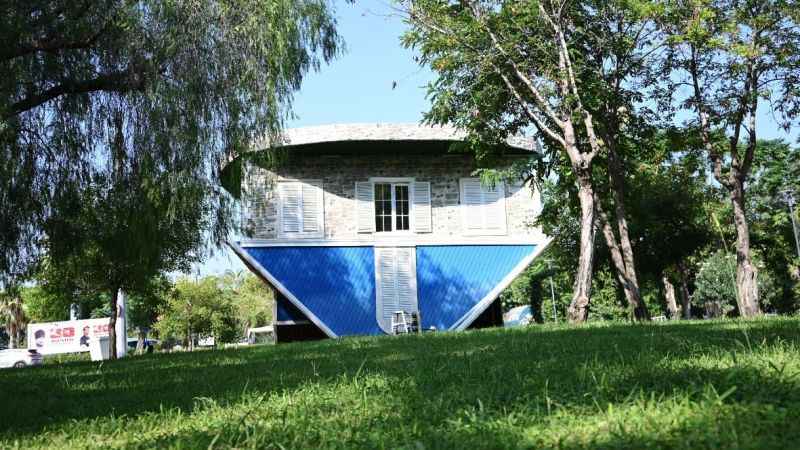 Kemer'de ters inşa edilen eve büyük ilgi