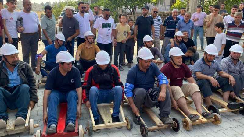 Köylüler el yapımı tahta araçlarla yarıştı Köylüler el yapımı tahta araçlarla yarıştı