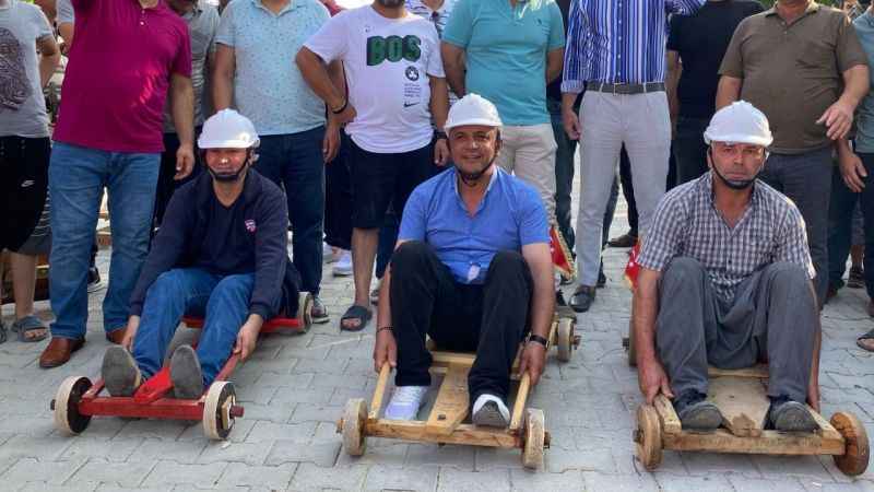 Köylüler el yapımı tahta araçlarla yarıştı Köylüler el yapımı tahta araçlarla yarıştı