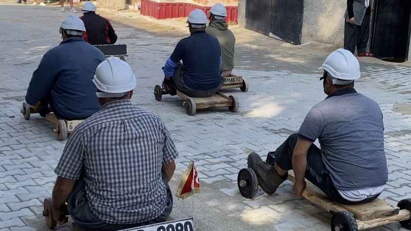 Köylüler el yapımı tahta araçlarla yarıştı Köylüler el yapımı tahta araçlarla yarıştı