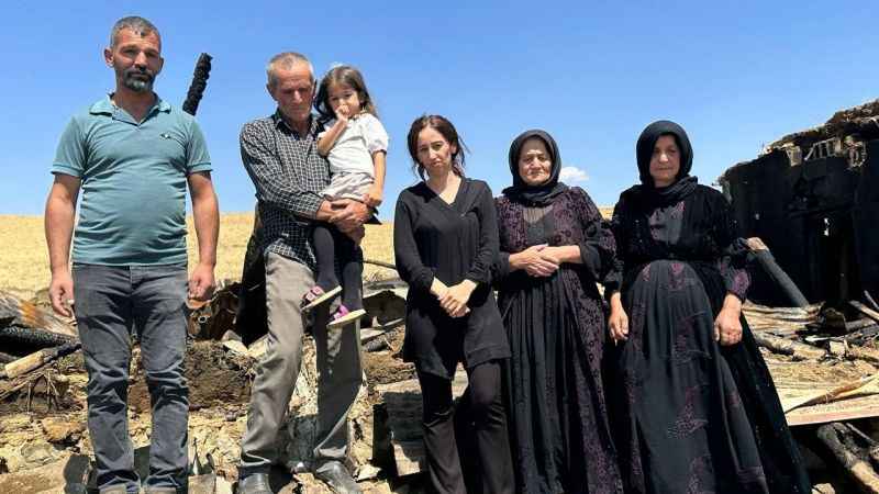 Yangında 7 ineğini kaybetti, hüngür hüngür ağladı Yangında 7 ineğini kaybetti, hüngür hüngür ağladı