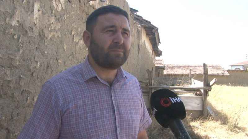 Köy evlerinin bahçesinde asırlık şehit mezarları Köy evlerinin bahçesinde asırlık şehit mezarları