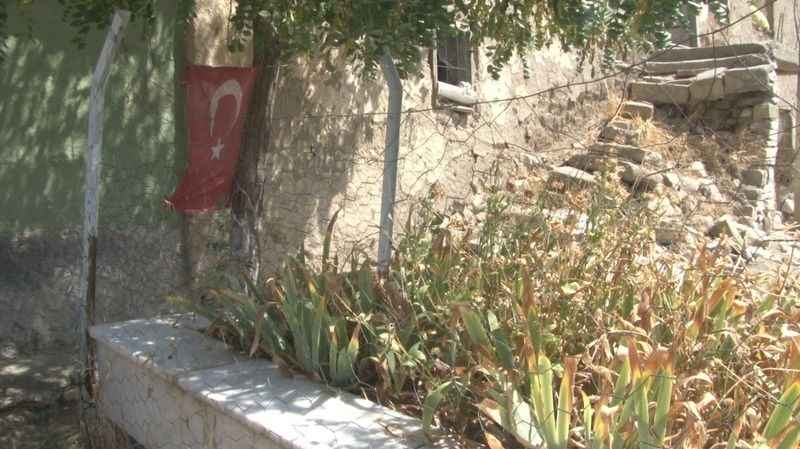 Köy evlerinin bahçesinde asırlık şehit mezarları Köy evlerinin bahçesinde asırlık şehit mezarları
