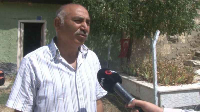 Köy evlerinin bahçesinde asırlık şehit mezarları Köy evlerinin bahçesinde asırlık şehit mezarları