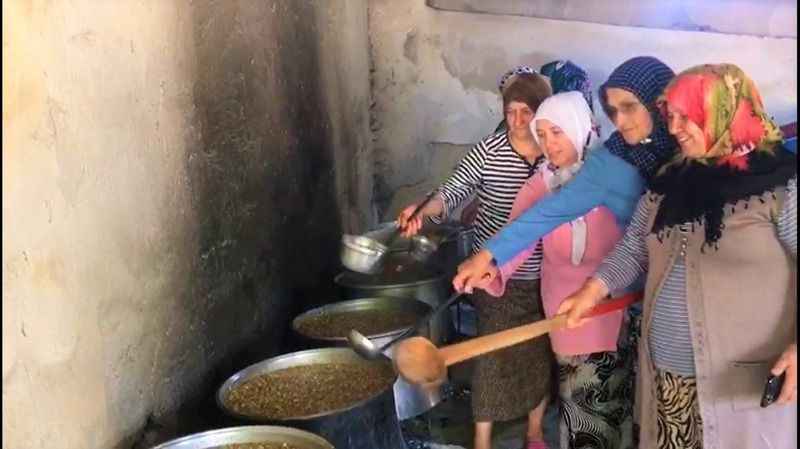 Buldanlılar 30 yıllık aşure geleneği yaşattı Buldanlılar 30 yıllık aşure geleneği yaşattı