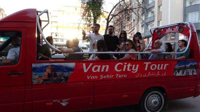 İranlı turistler şehri böyle gezdi