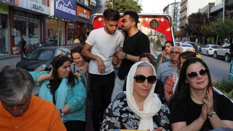 İranlı turistler şehri böyle gezdi İranlı turistler şehri böyle gezdi