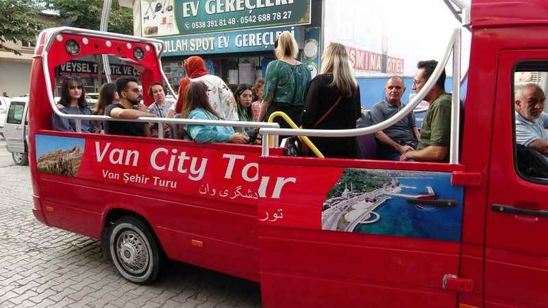 İranlı turistler şehri böyle gezdi İranlı turistler şehri böyle gezdi