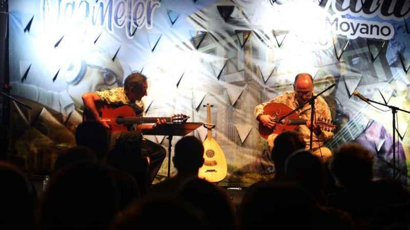 Ünlü gitaristten tarihi konakta muhteşem konser Ünlü gitaristten tarihi konakta muhteşem konser