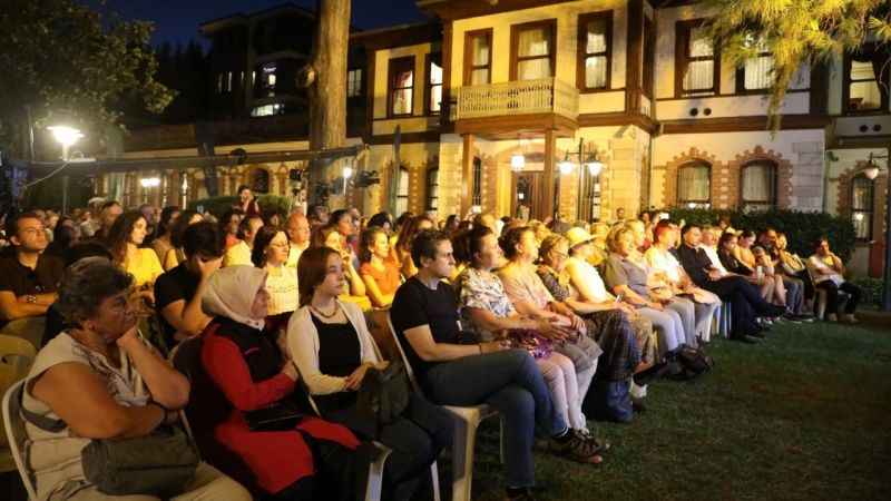 Ünlü gitaristten tarihi konakta muhteşem konser Ünlü gitaristten tarihi konakta muhteşem konser