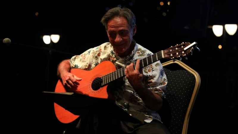 Ünlü gitaristten tarihi konakta muhteşem konser Ünlü gitaristten tarihi konakta muhteşem konser