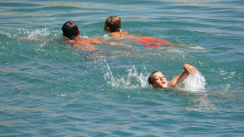 Van Gölü'nde yüzen çocukların saçları sarardı
