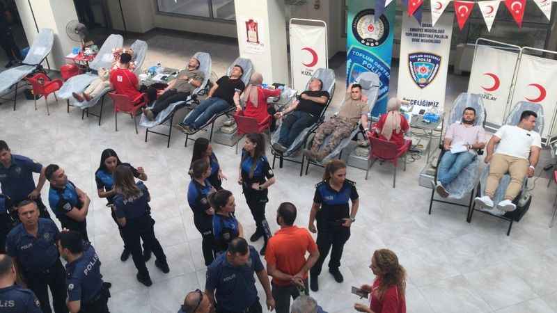 Adana Emniyet Müdürlüğünde görevli memur ve müdürler kan verdi Adana Emniyet Müdürlüğünde görevli memur ve müdürler kan verdi