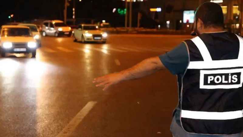Kayseri'de 400 polis ile huzur uygulaması: 3 bin 420 kişi sorgulandı Kayseri'de 400 polis ile huzur uygulaması: 3 bin 420 kişi sorgulandı