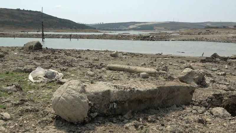 Sular çekildi, tarihi Şamlar Mahallesi'ndeki asırlık mezar ortaya çıktı