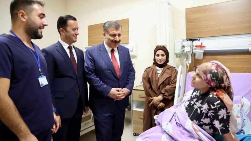 Sağlık Bakanı Koca, Ahlat Devlet Hastanesi’ndeki hastaları ziyaret etti Sağlık Bakanı Koca, Ahlat Devlet Hastanesi’ndeki hastaları ziyaret etti