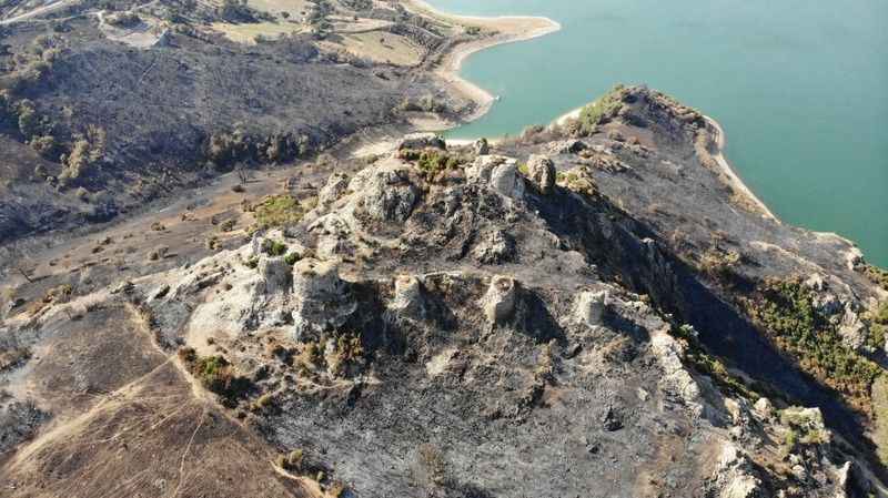 Çanakkale'de 2 bin 500 yıllık tarihi kale de alevlerden etkilendi Çanakkale'de 2 bin 500 yıllık tarihi kale de alevlerden etkilendi