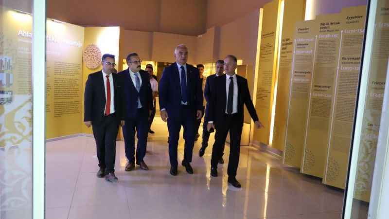 Bakan Ersoy, Ahlat Müzesi’ni ziyaret etti Bakan Ersoy, Ahlat Müzesi’ni ziyaret etti