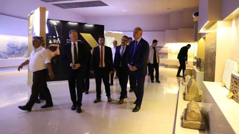 Bakan Ersoy, Ahlat Müzesi’ni ziyaret etti Bakan Ersoy, Ahlat Müzesi’ni ziyaret etti