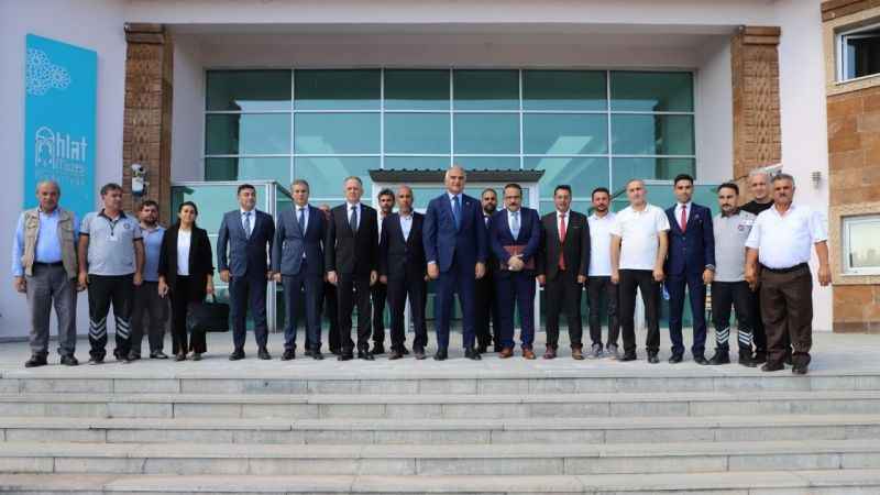 Bakan Ersoy, Ahlat Müzesi’ni ziyaret etti Bakan Ersoy, Ahlat Müzesi’ni ziyaret etti