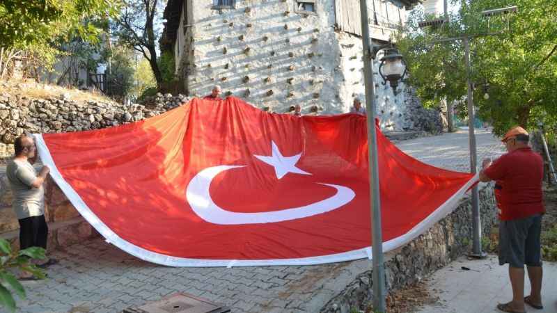54 haneli mahallede 54 metrekarelik Türk bayrağı 54 haneli mahallede 54 metrekarelik Türk bayrağı