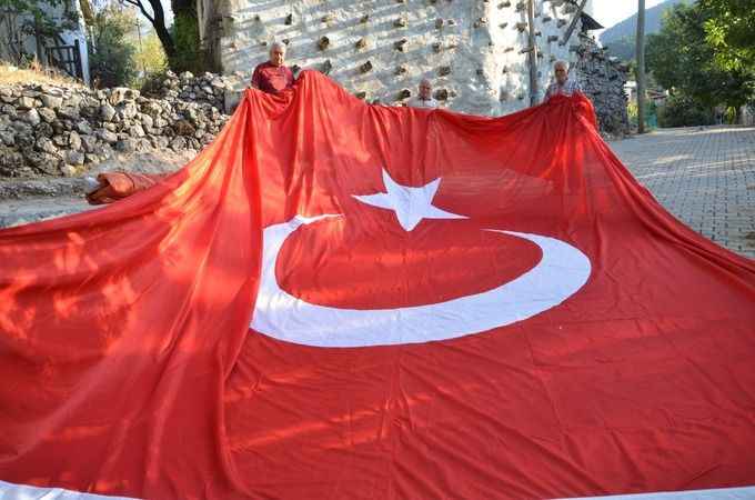 54 haneli mahallede 54 metrekarelik Türk bayrağı
