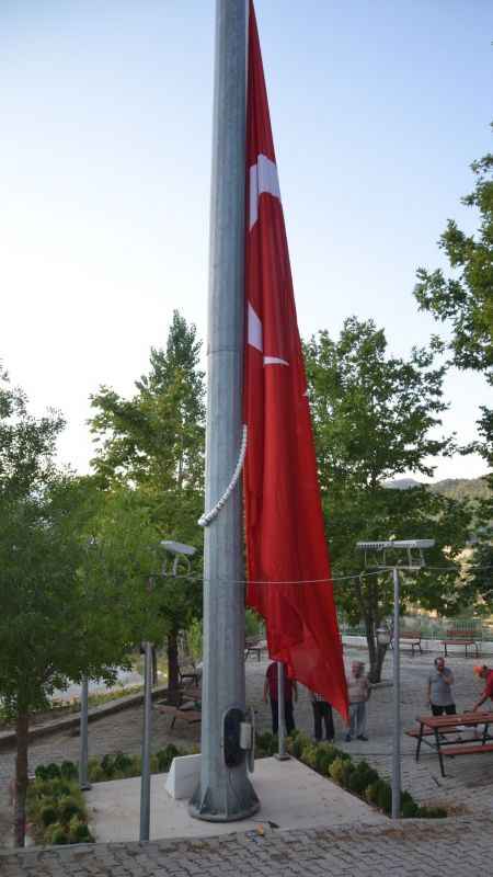 54 haneli mahallede 54 metrekarelik Türk bayrağı 54 haneli mahallede 54 metrekarelik Türk bayrağı