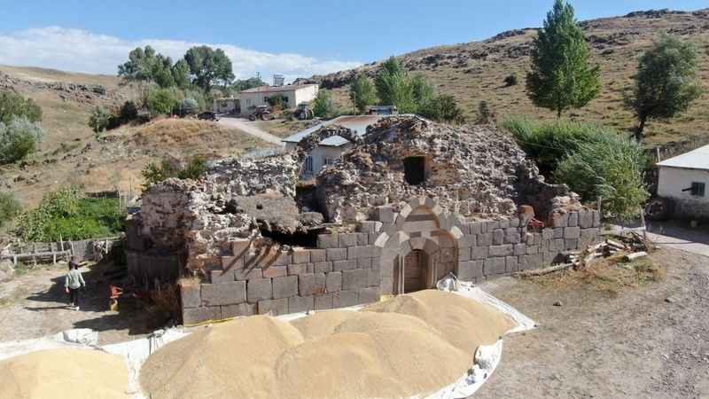 Yıllarca defineciler talan etti, şimdi restore edilmeyi bekliyor