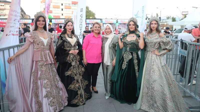 Kaftan-ı Eda defilesi izleyenleri tam not aldı Kaftan-ı Eda defilesi izleyenleri tam not aldı