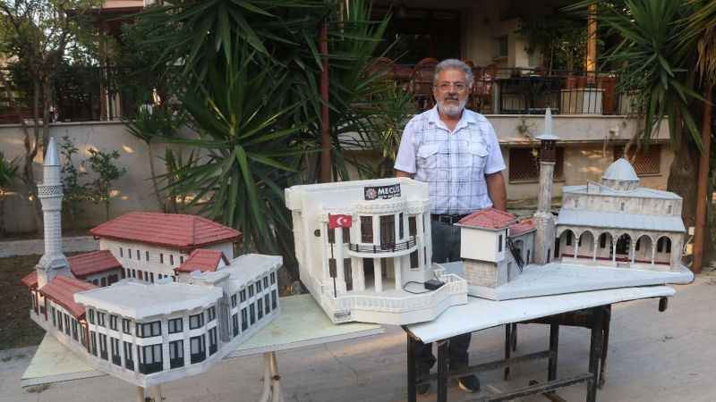 Depremin yerle bir ettiği enkaz kentin tarihi eserlerinden geriye maketleri kaldı Depremin yerle bir ettiği enkaz kentin tarihi eserlerinden geriye maketleri kaldı