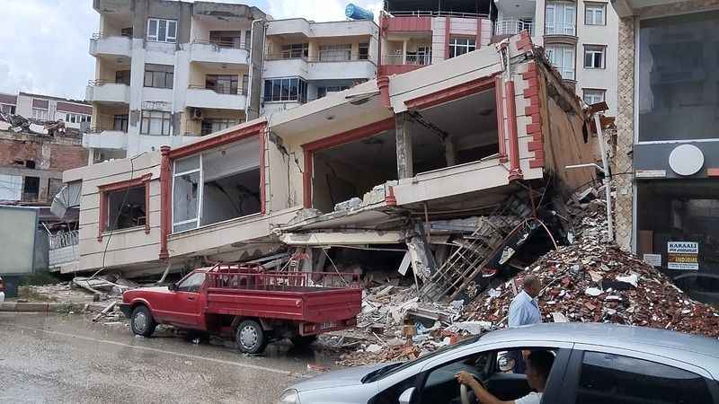 Hatay'da ağır hasarlı bina çöktü