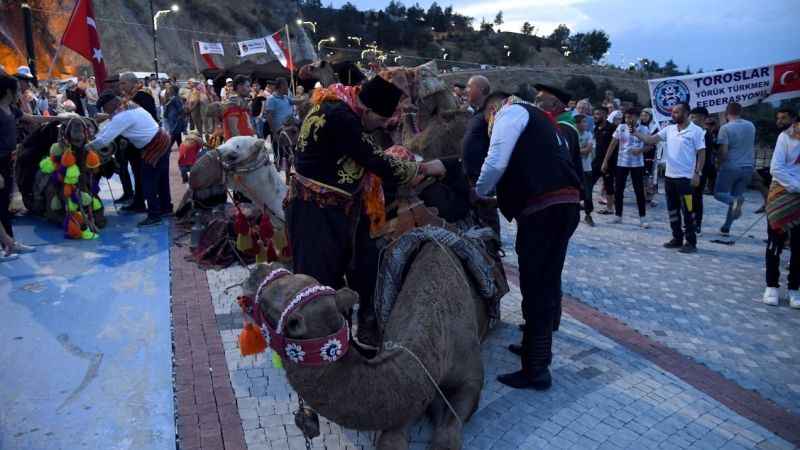 Isparta’da Yörükler şehir merkezine indi Isparta’da Yörükler şehir merkezine indi