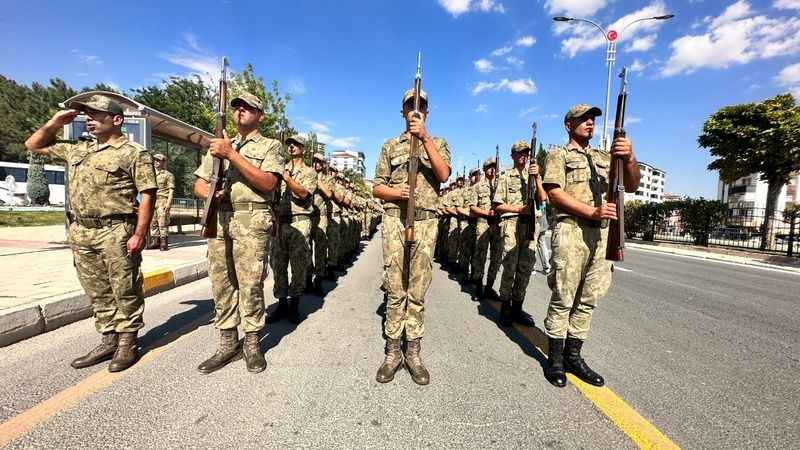Komandolardan cadde ortasında zeybek gösterisi Komandolardan cadde ortasında zeybek gösterisi