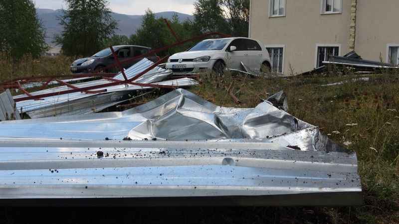 Ardahan’da hortum, çatılar uçtu, araçlar zarar gördü Ardahan’da hortum, çatılar uçtu, araçlar zarar gördü