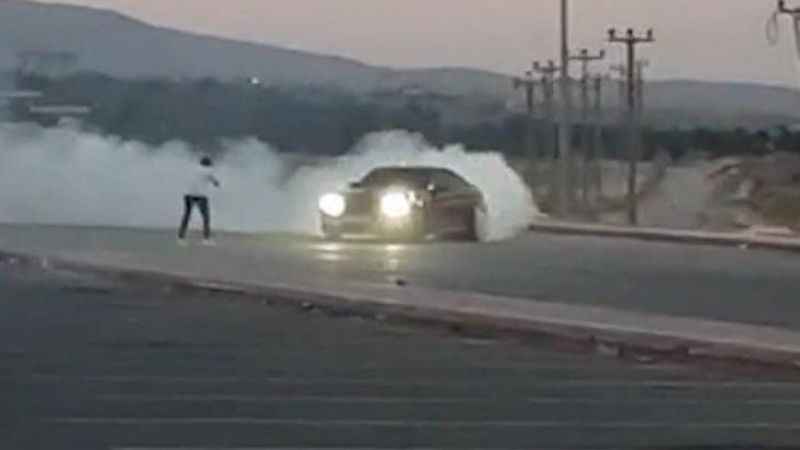 Hastane otoparkında drift yapan 19 yaşındaki sürücüye 37 bin 594 lira ceza Hastane otoparkında drift yapan 19 yaşındaki sürücüye 37 bin 594 lira ceza