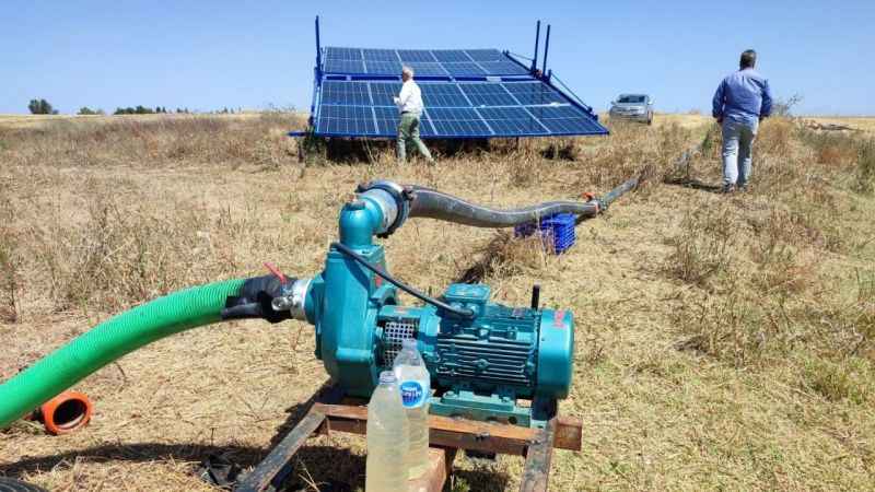 Bu çiftçi tarlasını taşınabilir güneş enerjisiyle suluyor